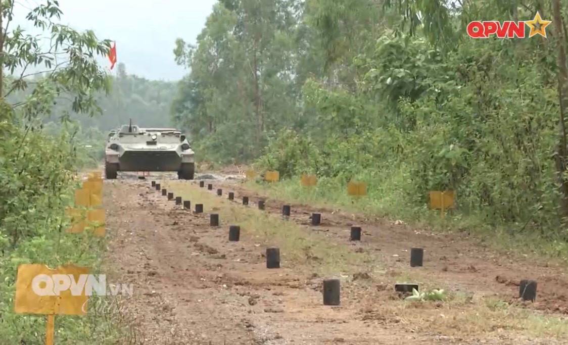 Có thể nói, dù đây là lần đầu tham gia nội dung thi mới này, tuy nhiên Đội tuyển Pháo binh Việt Nam đã có sự chuẩn bị kỹ càng và chu đáo, bên cạnh đó, cán bộ chiến sĩ của đoàn cũng tập luyện với quyết tâm cao nhất. Hi vọng trong cuộc thi lần này, Đội tuyển sẽ đạt được những kết quả cao đáng kỳ vọng, đem lại vinh quang về cho nước nhà, tiếp nối thành công vang dội của kỳ thi trước. Ảnh: Xe bọc thép MT-LB cơ động trên thao trường. Ảnh: QPVN.