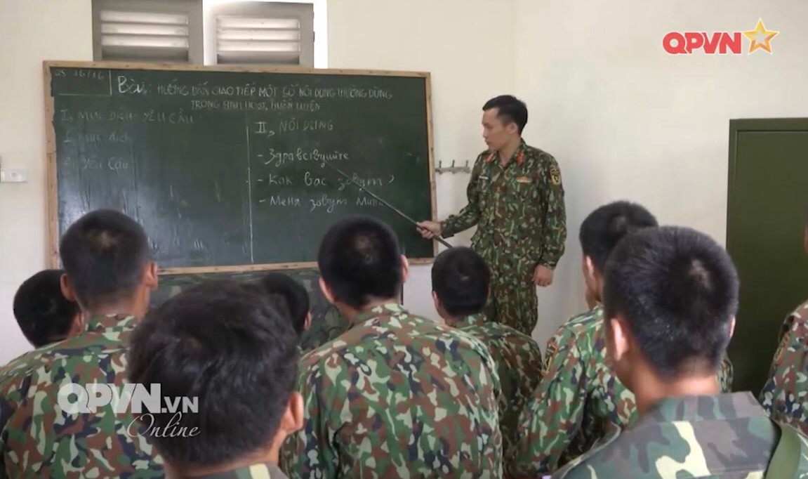 Dù cho công tác huấn luyện vẫn còn nhiều khó khăn thiếu thốn do những khí tài tiêu chuẩn của cuộc thi hiện không có trong biên chế, tuy nhiên cán bộ chiến sĩ vẫn luôn cố gắng vượt mọi thách thức, hăng say rèn luyện với tinh thần của người lính Bộ đội cụ Hồ - đã ra quân là đánh thắng. Ảnh: Cán bộ chiến sĩ Đội tuyển trong giờ học bổ túc tiếng Nga. Ảnh: QPVN.