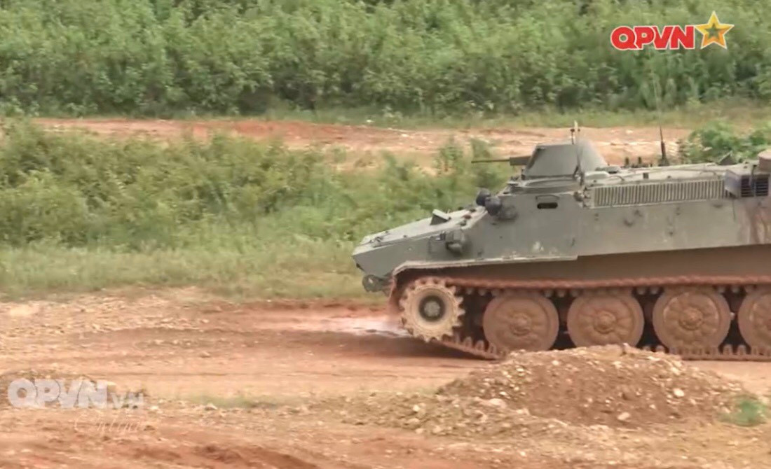 Xe được trang bị một động cơ Diesel công suất 240 mã lực, cho phép nó đạt vận tốc 61km/h trên địa hình bằng phẳng, đồng thời có khả năng bơi với vận tốc 5-6km/h. Vũ trang bởi một tháp súng máy PKT cỡ nòng 7.62mm nằm ở bên phải của xe cho phép nó có thể hỗ trợ hỏa lực cho bộ binh trên chiến trường. Ảnh: Xe bọc thép MT-LB cơ động trên thao trường. Ảnh: QPVN.