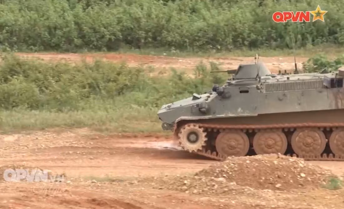 Xe được trang bị một động cơ Diesel công suất 240 mã lực, cho phép nó đạt vận tốc 61km/h trên địa hình bằng phẳng, đồng thời có khả năng bơi với vận tốc 5-6km/h. Vũ trang bởi một tháp súng máy PKT cỡ nòng 7.62mm nằm ở bên phải của xe cho phép nó có thể hỗ trợ hỏa lực cho bộ binh trên chiến trường. Ảnh: Xe bọc thép MT-LB cơ động trên thao trường. Ảnh: QPVN.