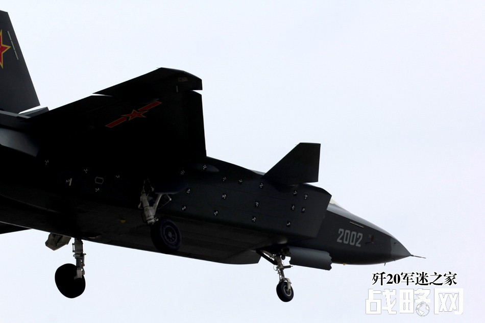 Cho tới thời điểm hiện tại, giới chuyên gia thế giới vẫn đặt nhiều câu hỏi vể khả năng tàng hình của J-20. Mặc dù Trung Quốc tuyên bố là khả năng tàng hình của máy bay vượt trội so với Sukhoi PAK FA và F-22 nhưng các đánh giá khác lại cho thấy nó tệ hơn thậm chí chỉ bằng với các máy bay thế hệ thứ tư của Nga và Mỹ.