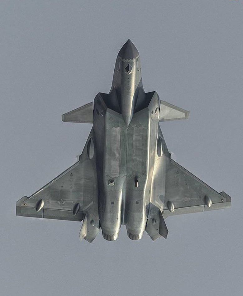 Vấn đề nữa là các tên lửa không đối không do Trung Quốc phát triển cho J-20 đều là loại không tiếng tăm, chưa trải qua thực chiến, khó mà đánh giá hết được hiệu quả của chúng. Ví dụ như tên lửa PL-15 được quảng cáo có tầm bắn ngoài 300km, hay PL-12 có tầm bắn 70-100km, trang bị đầu tự dẫn chủ động. Tất cả chúng đều được quảng cáo ở Trung Quốc với tính năng "nói thì biết thế".