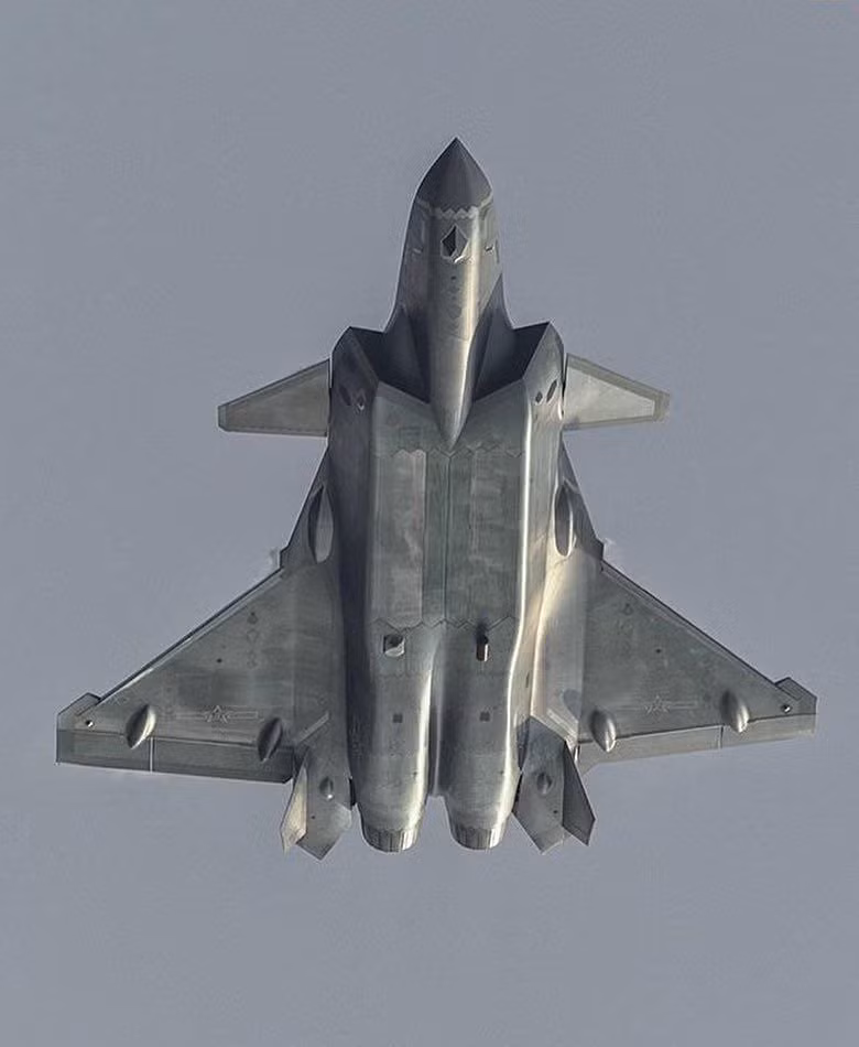 Vấn đề nữa là các tên lửa không đối không do Trung Quốc phát triển cho J-20 đều là loại không tiếng tăm, chưa trải qua thực chiến, khó mà đánh giá hết được hiệu quả của chúng. Ví dụ như tên lửa PL-15 được quảng cáo có tầm bắn ngoài 300km, hay PL-12 có tầm bắn 70-100km, trang bị đầu tự dẫn chủ động. Tất cả chúng đều được quảng cáo ở Trung Quốc với tính năng "nói thì biết thế".