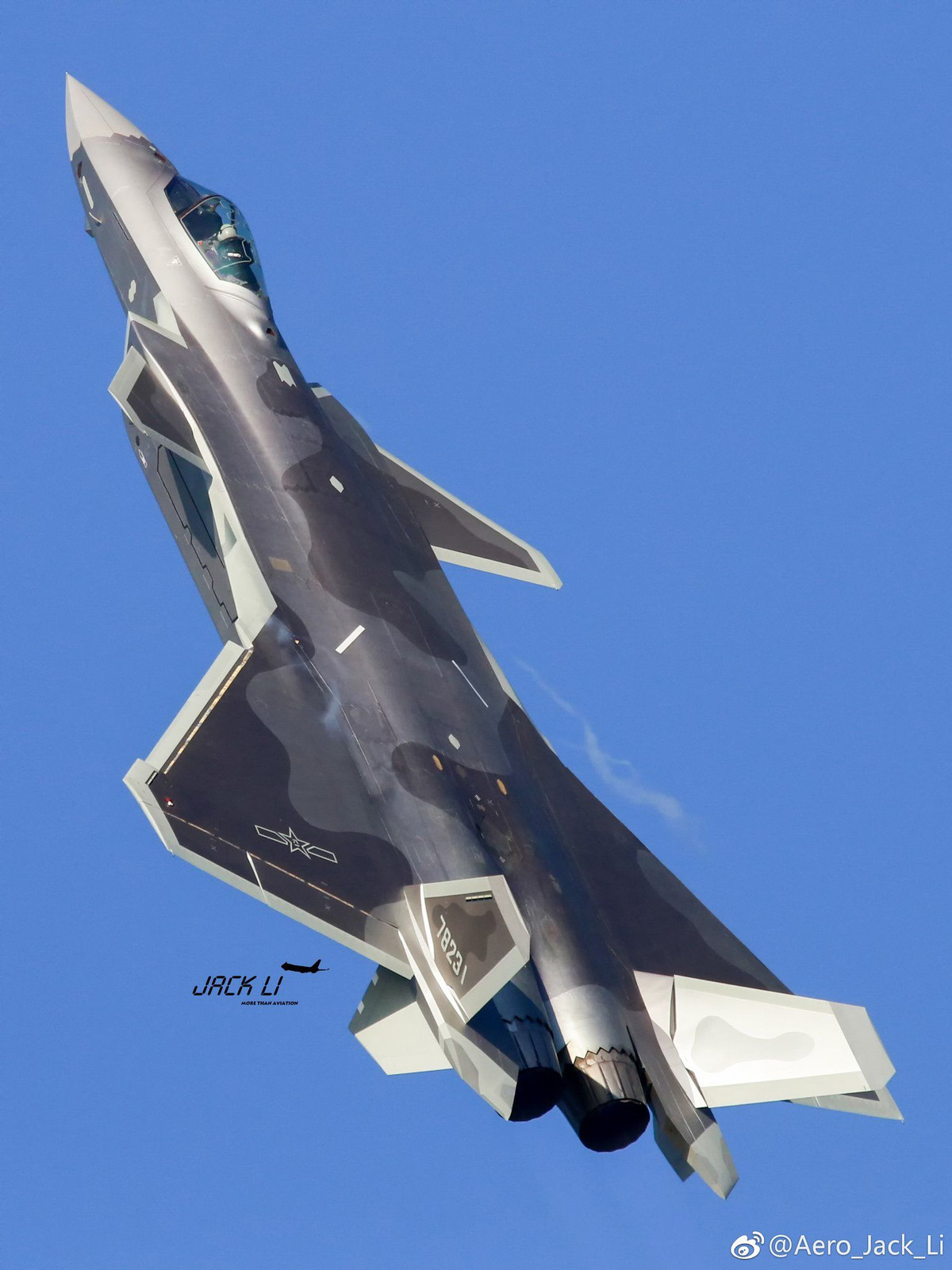 Bên cạnh dấu hỏi về khả năng tàng hình, J-20 cũng chưa có động cơ chuẩn của máy bay thế hệ thứ 5. Chúng được cho là vẫn sử dụng loại động cơ AL-31 của Nga hoặc Thái Hành WS-10 của tiêm kích thế hệ 4 như J-11 hay J-10. Điều này ảnh hưởng không nhỏ tới khả năng cơ động của J-10 với vai trò là tiêm kích.