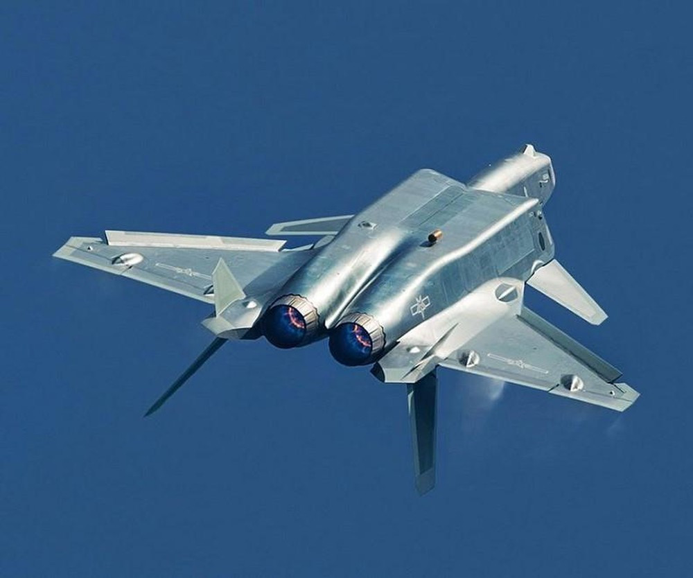 Ngoài ra, người ta cho rằng việc thiết kế hai động cơ của loại máy bay này nằm sát nhau việc có thể tạo ra rãnh xoáy nguy hiểm khi hoạt động với tốc độ cao.