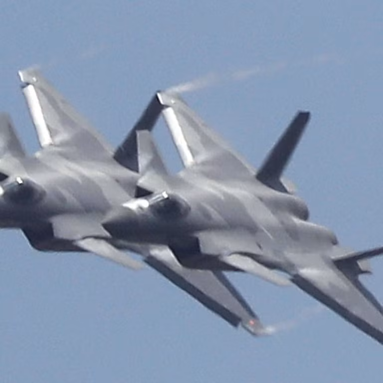 Bởi nhìn từ con số J-20 hiện diện gần biên giới Trung - Ấn chỉ 2 chiếc là quá ít ỏi, chúng không đủ sức cho một cuộc chiến quy mô nhỏ nếu có, cần nhiều hơn như vậy. Dù sao, tuy gọi là tàng hình nhưng chưa chắc J-20 có thể lẩn tránh các hệ thống radar đối không của Ấn Độ hay hệ thống radar mạng pha chủ động trên các tiêm kích Su-30MKI hay là Rafale.