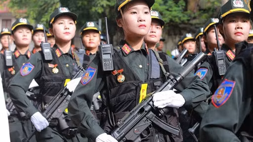 Những đặc điểm như gọn, nhẹ, độ gật thấp cũng là những đặc điểm vô cùng phù hợp với lực lượng cảnh sát cơ động kỵ binh đòi hỏi không thể sử dụng một loại súng quá nặng nề và độ giật cao trên lưng ngựa. Ảnh: Khối nữ CSCĐ diễu binh với súng MP5A3.