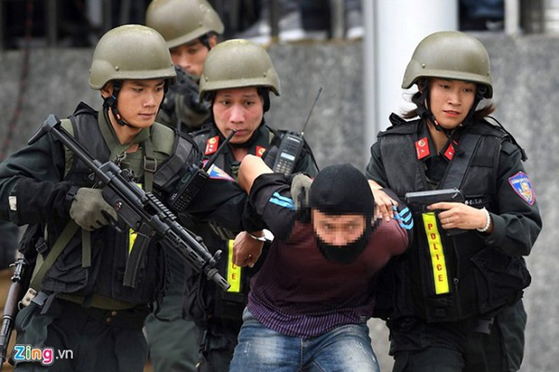 Với ưu thế tốc độ bắn cao, gọn gàng và có trọng lượng nhẹ, súng tiểu liên MP5A3 vô cùng phù hợp trong các nhiệm vụ tác chiến trong không gian hẹp hay đô thị. Ảnh: Cảnh sát đặc nhiệm diễn tập với tiểu liên MP5A3. Nguồn: Zing.