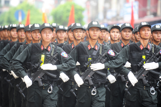 Với những ưu điểm của mình, Việt Nam đã nhập khẩu một số lượng lớn súng MP5A3 để trang bị cho các lực lượng cảnh sát cơ động cũng như cảnh sát đặc nhiệm. Ảnh: Khối chiến sĩ CSCĐ diễu binh với súng MP5A3.