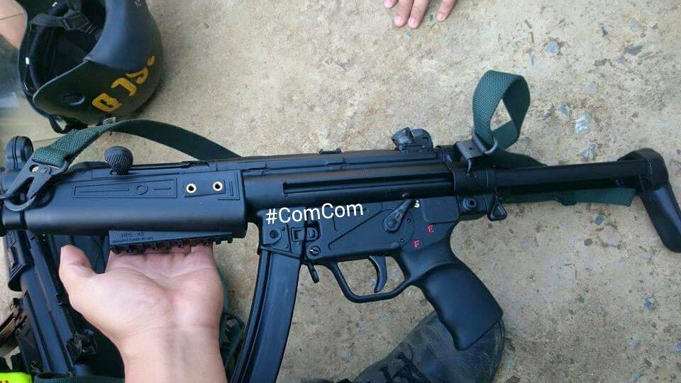 Phiên bản MP5A3 đã được trang bị thêm các ray Picatinny cho yêu cầu sử dụng các phụ kiện hỗ trợ như kính ngắm, đèn chiếu laser hay đèn pin. Ảnh: Cận cảnh súng MP5A3 của chiến sĩ cảnh sát. Nguồn: Comcom.