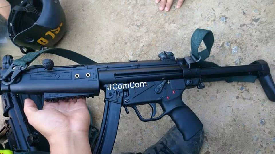 Phiên bản MP5A3 đã được trang bị thêm các ray Picatinny cho yêu cầu sử dụng các phụ kiện hỗ trợ như kính ngắm, đèn chiếu laser hay đèn pin. Ảnh: Cận cảnh súng MP5A3 của chiến sĩ cảnh sát. Nguồn: Comcom.