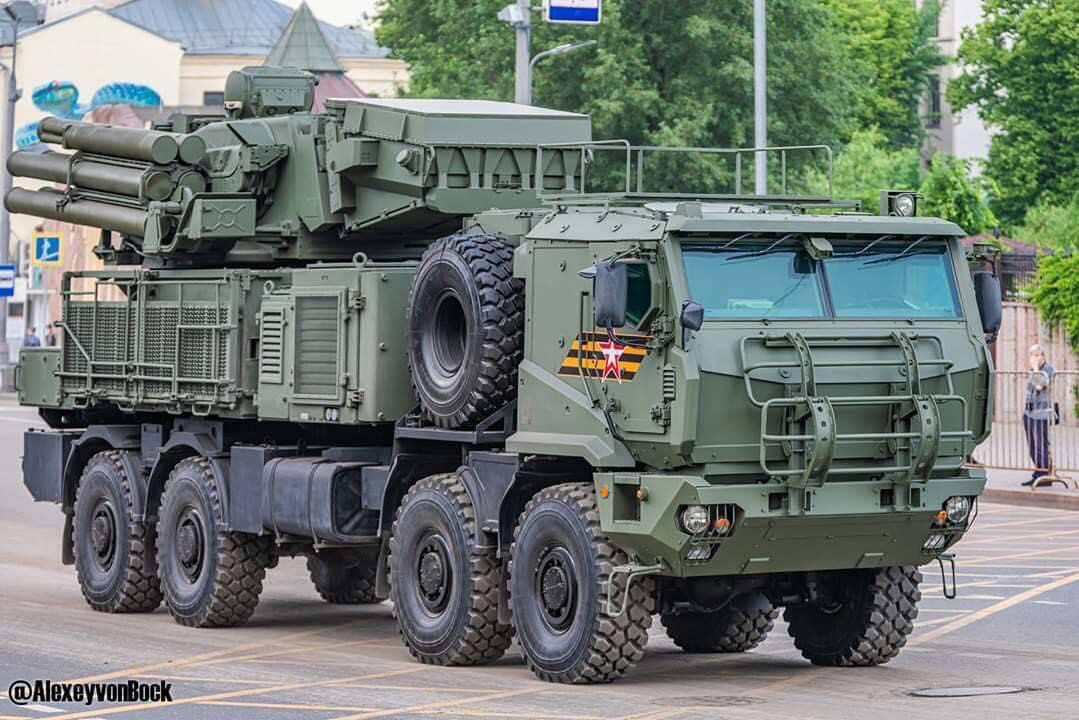 Tổ hợp phòng không Pantsir-SM: Là bản nâng cấp tối ưu từ Pantsir-S1 nổi tiếng, với việc thay đổi sang sử dụng khung gầm Kamaz 6560M 8x8 mới cùng nhiều cải tiến vượt trội.