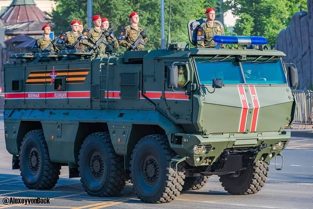 Xe bọc thép kháng mìn Typhoon K của lực lượng Kiểm soát quân sự Nga: Đây là phiên bản mạnh mẽ nhất của dòng xe Tphoon, có thể chịu được đạn cỡ 30mm bắn thẳng, cũng như chống lại được vụ nổ có sức công phá tương đương 6-8kg NTN dưới gầm xe.