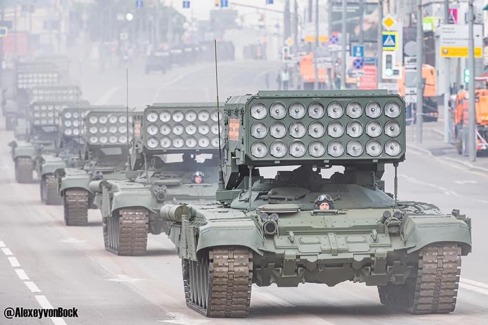 Pháo phản lực TOS-1A: Là một loại vũ khí bắn rocket nhiệt áp cực kỳ nguy hiểm của Nga, được sử dụng từ cuối những năm 1980. Hệ thống được đặt trên khung gầm xe tăng T-72 với 30 ống phóng cỡ 220mm.