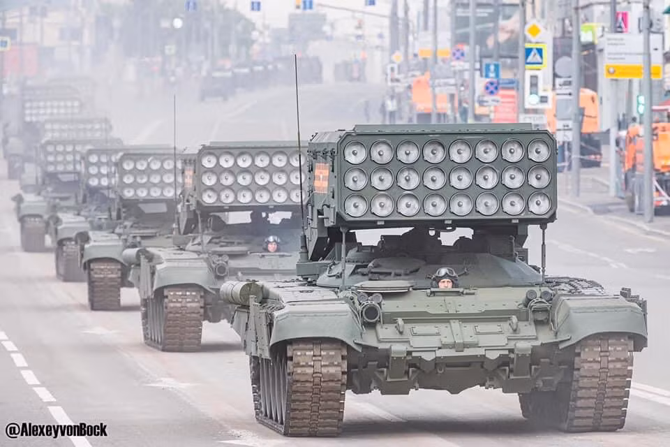 Pháo phản lực TOS-1A: Là một loại vũ khí bắn rocket nhiệt áp cực kỳ nguy hiểm của Nga, được sử dụng từ cuối những năm 1980. Hệ thống được đặt trên khung gầm xe tăng T-72 với 30 ống phóng cỡ 220mm.