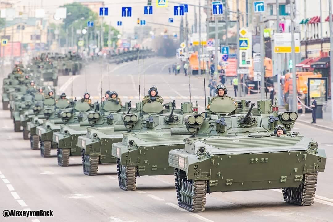 Xe chiến đấu bộ binh BMP-2: Dù trong biên chế Nga đã có những loại xe bọc thép hiện đại hơn nhưng BMP-2 vẫn được tin tưởng và tiếp tục sử dụng. Đã lâu lắm rồi, những cỗ chiến xa này mới lại lăn bánh qua Quảng trường Đỏ.