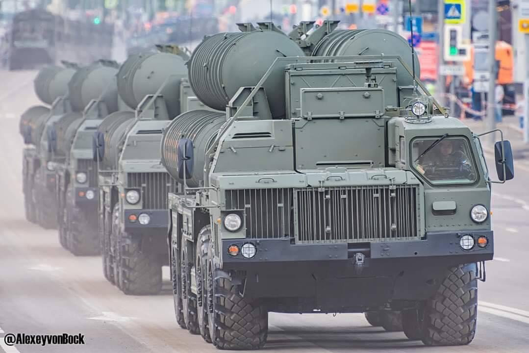 Tổ hợp tên lửa phòng không tầm xa S-400: Được xem là một trong những tổ hợp tên lửa phòng không hàng đầu trên thế giới hiện nay, đang phục vụ trong biên chế quân đội Nga và Trung Quốc, hiện đang được rất nhiều quốc gia quan tâm.