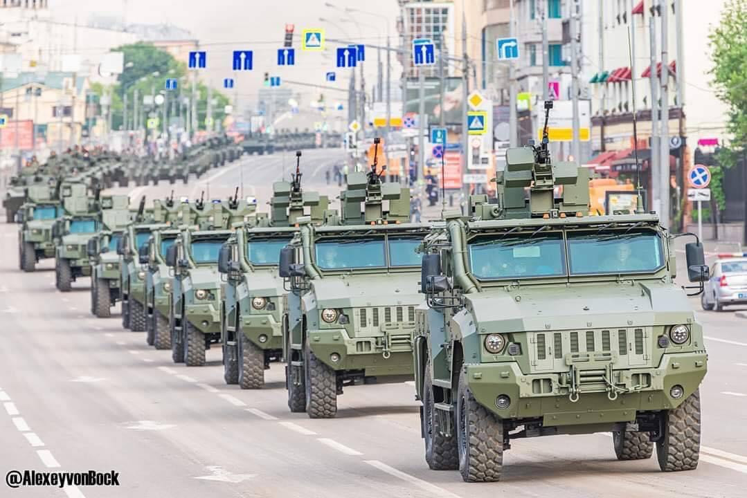 Xe bọc thép kháng mìn Typhoon K 4x4 với tháp súng máy điều khiển trực tiếp bằng xạ thủ, ngoài ra xe còn cấu hình tháp súng máy điều khiển từ xa.