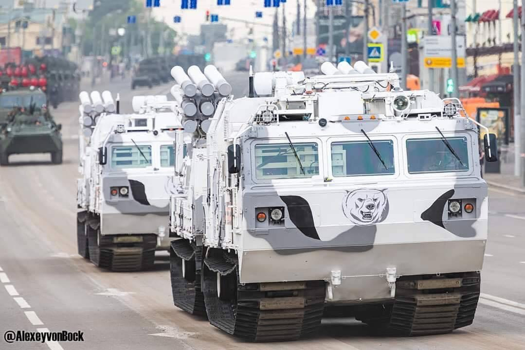 Do dịch COVID-19 diễn biến phức tạp tại Nga, nước này đã quyết định dời cuộc duyệt binh kỉ niệm Ngày chiến thắng Phát Xít từ 9/5 sang đến ngày 24/6 sắp tới đây. Sau một thời gian rục rịch chuẩn bị, đến nay, những khí tài hạng nặng của quân đội Nga đã bắt đầu tiến vào thủ đô Moscow hướng về Quảng trường Đỏ để chuẩn bị cho sự kiện thường niên vô cùng trọng đại này. Ảnh: Tổ hợp Pantsir-SA đặt trên khung gầm bánh xích hoạt động chuyên biệt tại Bắc cực.