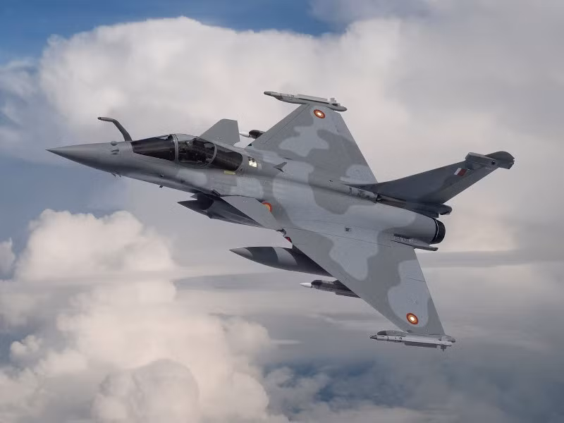 Tiêm kích Rafale là một trong ba tiêm kích còn được sản xuất tại Châu Âu hiện nay và là loại chiến đấu cơ duy nhất được Pháp sản xuất trong thời điểm hiện tại. Đây là sản phẩm của công ty Dassault thiết kế với mục đích thay thế cho những chiếc Mirage-2000 đã cũ phục vụ trong Không quân Pháp một thời gian dài. Ảnh: Máy bay tiêm kích Rafale của Không quân Qatar.