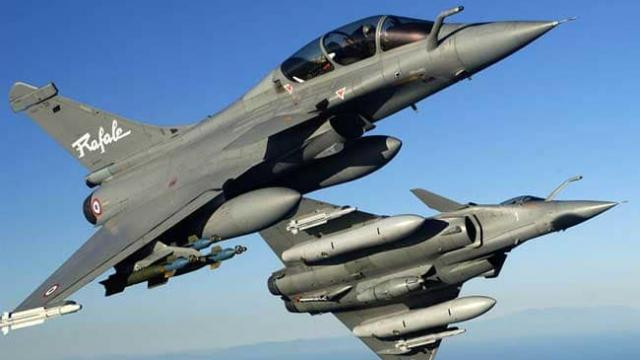 Không chỉ “ế ẩm” trên thị trường xuất khẩu, ba quốc gia đã mua Rafale cũng không hề mặn mà với mẫu máy bay này. Ai Cập đã đặt hàng 24 chiếc Rafale trong năm 2014, dù cho Pháp đã kỳ vọng rất lớn rằng quốc gia này sẽ mua tiếp lô Rafale thứ hai nhưng người Ai Cập đánh giá rằng mẫu tiêm kích này quá đắt đỏ nhưng hiệu quả lại vô cùng tầm thường. Họ đã lựa chọn mua các tiêm kích hạng nặng Su-35 của Nga để thay thế. Ảnh: Biên đội Rafale của Không quân Pháp.