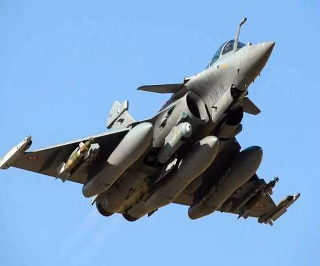 Rafale được tạo ra với mục đích chi phí sản xuất và vận hành thấp, đồng thời phải có khả năng thực hiện nhiều nhiệm vụ khác nhau. Điều này cũng đồng nghĩa với việc sẽ không giỏi trong các hoạt động không chiến và cũng không quá xuất sắc trong việc cường kích mặt đất. Tất nhiên, khả năng thực hiện của nó là không thể so sánh được với những máy bay chiến đấu hạng nặng.