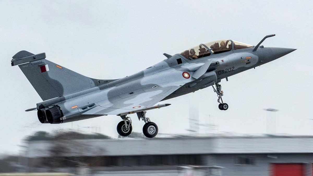 Đây được coi là tiêm kích thế hệ 4+, thực hiện chuyến bay đầu tiên vào năm 1986 và chính thức đưa vào sử dụng trong Không quân Pháp từ năm 2001. Máy bay chiến đấu này sử dụng động cơ M88 có hiệu suất khá kém, khiến tốc độ tối đa của nó là không quá cao (chỉ đạt Mach 1.8) và có trọng lượng gần bằng với trọng lượng máy bay F-18C Hornet của Mỹ. Ảnh: Tiêm kích Rafale của Không quân Qatar.