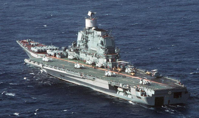 Về máy bay trên tàu sân bay, lớp Kiev chỉ có thể chở 12 máy bay chiến đấu cánh cố định Yak-38, còn lại 20 máy bay trực thăng các loại. Xét về năng lực không quân, lớp Kiev thậm chí không thể tiếp cận một phần nhỏ so với tàu sân bay Mỹ. Ảnh: Tuần dương hạm hàng không Kiev - Nguồn: Wikipedia