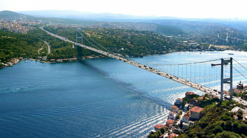 Trong các quy định hạn chế sử dụng eo biển Bosphorus, việc qua lại của chiến hạm, tàu sân bay và tàu chiến của các nước khác nhau cần phải có sự chấp thuận của Ủy ban quản lý eo biển, nên đương nhiên Thổ Nhĩ Kỳ không thể cho phép tàu sân bay Liên Xô ra vào tự do. Vì tàu sân bay của Liên Xô là tuần dương hạm hàng không hạng nặng, nên phía Thổ Nhĩ Kỳ không dám chặn. Ảnh: Cây cầu Bosphorus nối liền 2 lục địa lớn, nơi các tàu chiến ra vào Biển Đen phải đi qua - Nguồn: Mega Wallpapers.