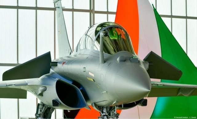 Đây có thể là một giao dịch nhanh chóng được hoàn thành, nhưng Không quân Ấn Độ rõ ràng không muốn chỉ mua máy bay chiến đấu hạng nhẹ một động cơ, mà đã khởi động lại dự án mua sắm vào tháng 2/2018, cho phép máy bay hai động cơ tham gia đấu thầu lần này. Ảnh: Máy bay chiến đấu Rafale mà Không quân Ấn Độ mới nhận từ Pháp - Nguồn: Wikipedia