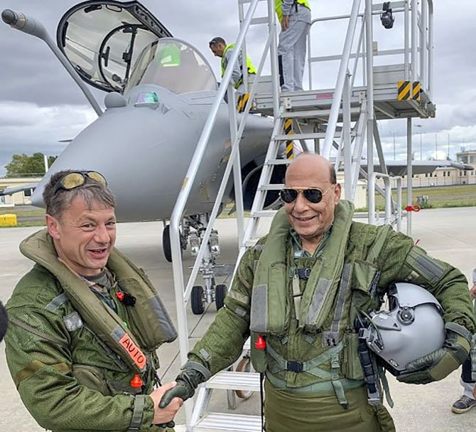 Không quân Ấn Độ chưa bao giờ sử dụng máy bay chiến đấu của Mỹ. Hiện tại, Không quân Ấn Độ được trang bị ngày càng nhiều máy bay chiến đấu nội địa LCA, cũng như Su-30, MiG-21 và MiG-29 của Nga; Jaguar, Mirage 2000 và Rafale của Pháp. Ảnh: Bộ trưởng Quốc phòng Ấn Độ chụp ảnh trước máy bay Rafale - Nguồn: AFP