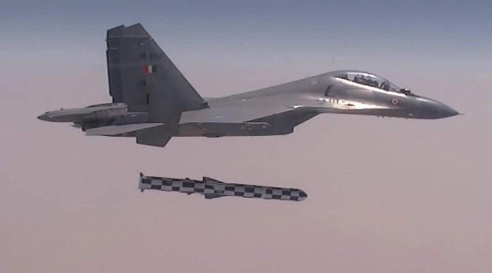 Tại sao Ấn Độ chọn máy bay chiến đấu hạng nặng? So với các máy bay chiến đấu hạng nhẹ và hạng trung, F-15EX và các máy bay chiến đấu Su-30 và Su-35 của Nga có thể đạt tốc độ cao hơn, tầm bay xa hơn và tải trọng đạn lớn hơn. Ảnh 13: Máy bay chiến đấu Su-30MKI của Ấn Độ phóng tên lửa hành trình BrahMos - Nguồn: Wikipedia