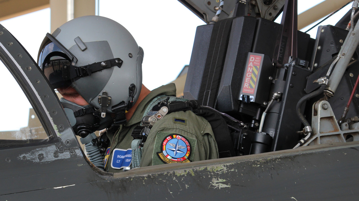 Nhưng F-22 không phải là vật trưng bày, Không quân Mỹ mạnh hơn không quân các quốc gia khác là do họ được huấn luyện tốt, trong đó phi công được bay thường xuyên; như vậy F-22 cũng phải được các phi công sử dụng bay thường xuyên như các loại máy bay khác; nhưng điều đó cũng có nghĩa, thời gian sử dụng của loại máy bay này, cũng đang bị rút ngắn lại.