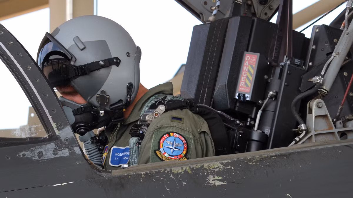 Nhưng F-22 không phải là vật trưng bày, Không quân Mỹ mạnh hơn không quân các quốc gia khác là do họ được huấn luyện tốt, trong đó phi công được bay thường xuyên; như vậy F-22 cũng phải được các phi công sử dụng bay thường xuyên như các loại máy bay khác; nhưng điều đó cũng có nghĩa, thời gian sử dụng của loại máy bay này, cũng đang bị rút ngắn lại.