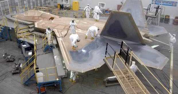 Giờ đây chứng kiến sự trỗi dậy của Nga và Trung Quốc, cũng như mối đe dọa mới từ Iran và Triều Tiên, những nhà lãnh đạo Mỹ mới cảm thấy hối tiếc khi đóng cửa dây chuyền sản xuất F-22 quá sớm, khi việc nối lại sản xuất lại với loại máy bay này là bất khả thi, chứ chưa nói đến việc phát triển một mẫu máy bay tương tự. Bài học về phát triển máy bay F-35 là ví dụ điển hình. Ảnh: Dây chuyền lắp ráp máy bay F-22 của Mỹ tại Công ty Lockheed Martin.