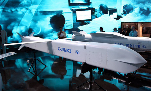 Tên lửa không đối đất Kh-59MK2 là phiên bản nâng cấp của tên lửa Kh-59, được sử dụng để tiêu diệt các mục tiêu trên mặt nước như tàu cao tốc và tàu chiến. Kh-59MK2 còn có khả năng tiêu diệt các mục tiêu cố định có độ tương phản radar thấp trên mặt đất; tên lửa có độ chính xác cao, hoạt động theo nguyên lý "phóng và quên". Ảnh: Tên lửa Kh-59MK2 - Nguồn: Wikipedia.