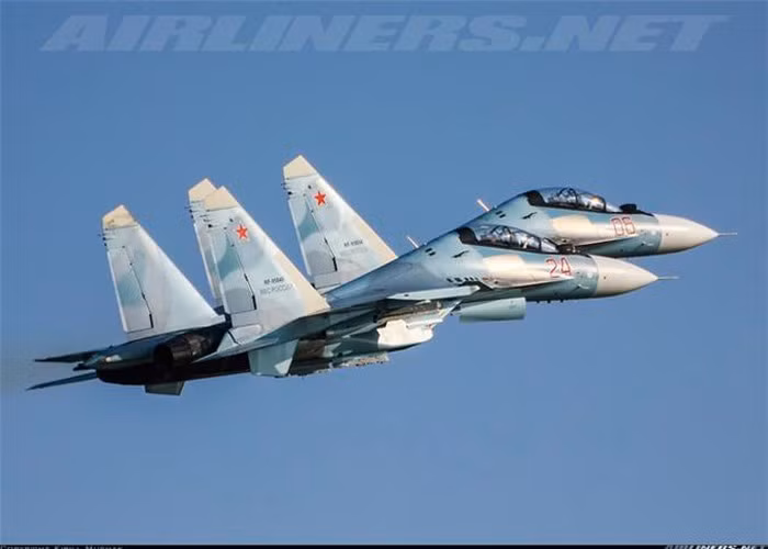 Chuyên gia phân tích quân sự Anton Lavrov của Nga cho biết: "Su-30SM1 cải tiến đã tăng tốc độ bay, giảm mức tiêu thụ nhiên liệu. Quan trọng hơn, nó đã sử dụng chung nhiều bộ phận với máy bay chiến đấu Su-35S, giúp việc bảo trì trở nên đơn giản và rẻ hơn". Ảnh: Su-30SM của Không quân Nga - Nguồn: Airliners.net