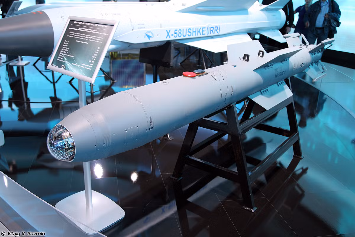 Su-30SM1 cũng sẽ sử dụng được nhiều loại vũ khí mới, nhất là các loại vũ khí có điều khiển mới của Nga như bom dẫn đường KAB-250 và tên lửa không đối đất Kh-59MK2. Ảnh: Bom KAB-250 - Nguồn: Wikipedia.