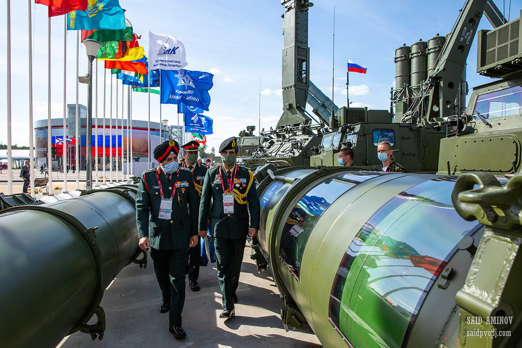 Hiện vẫn chưa rõ toàn bộ danh sách các quốc gia có thỏa thuận vũ khí kỷ lục với Nga cũng như chủng loại vũ khí. Dù vậy, căn cứ trên các thông tin hiện có, theo dự đoán của chúng tôi thì khả năng cao chúng liên quan tới công nghệ vũ khí phòng không, máy bay tiêm kích, phương tiện xe tăng và súng trường. Đó là những điểm mạnh của công nghiệp quốc phòng Nga hiện nay.