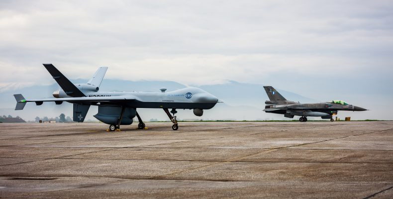 Sea Guardian là phiên bản dùng cho trinh sát của loại máy bay không người lái MQ-9 Reaper nổi tiếng do Mỹ phát triển và chế tạo. Nó có thể thực hiện các nhiệm vụ với tầm hoạt động xa, tối đa lên tới 6.000 hải lý (khoảng 11.000km), vượt xa tầm bay 200km của các máy bay không người lái hiện đang có mặt trong quân đội Đài Loan. Nó cũng có thể mang theo vũ khí để thực hiện các đòn tấn công. Ảnh: Máy bay không người lái Sea Guardian bên cạnh tiêm kích F-16.