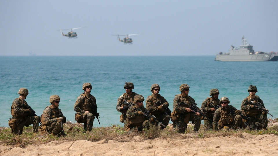 Người Mỹ nhận thức được rõ rằng vấn đề Đài Loan liên quan đến lợi ích cốt lõi của Trung Quốc, do đó, nội dung về Đài Loan là một chủ đề nóng bỏng đang được hai đảng phái chính trị Mỹ với các nhà chính trị chống Trung Quốc thường xuyên bàn thảo. Ngoài ra, theo giới quan sát Trung Quốc, việc sử dụng “con bài Đài Loan” phản ánh sự lo lắng và thiếu tự tin của Mỹ đối với Trung Quốc. Ảnh: Thủy quân lục chiến Mỹ trong một cuộc diễn tập đổ bộ. 