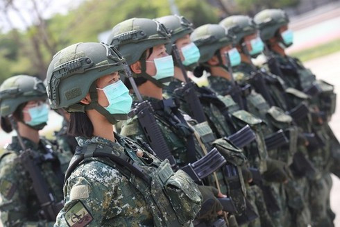 Mới đây, Báo chí Trung Quốc trích dẫn lời người quan sát đã đưa ra những bình luận về việc người Mỹ có xu hướng thường xuyên sử dụng “quân bài Đài Loan” để tạo sức ép quân sự lên nước này. Theo họ, cuộc bầu cử Tổng thống Mỹ đang đến gần và căng thẳng hơn bao giờ hết, do đó, việc đối đầu với Trung Quốc theo nhiều cách khác nhau có thể là một bước quan trọng cho các chính trị gia Mỹ ghi điểm. Ảnh: Quân đội Đài Loan trong một cuộc tập trận.