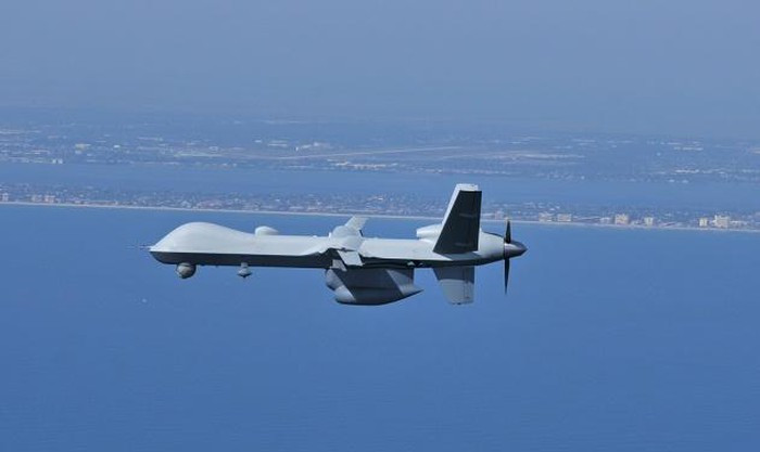 Theo Reuters, ngày 6/8, Chính phủ Mỹ đang nghiên cứu về hợp đồng xuất khẩu ít nhất 4 máy bay không người lái tuần thám tầm xa cỡ lớn Sea Guardian tiên tiến cho đảo Đài Loan. Dự kiến hợp đồng sẽ trị giá khoảng 600 USD bao gồm khí tài, trạm điều khiển mặt đất, chi phí đào tạo cũng như hỗ trợ. Thỏa thuận cũng được đi kèm với một số tùy chọn trong tương lai. Ảnh: Máy bay không người lái Sea Guardian của Mỹ.