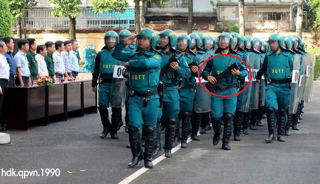 Đặc biệt trong khối chiến sĩ diễu binh còn có cả sự xuất hiện của súng trường tấn công TAR-21 hiện đại mà Việt Nam nhập khẩu từ Israel. Ảnh: Khối chiến sĩ dân quân với súng TAR-21. Nguồn: Hoàng Đình Khải 