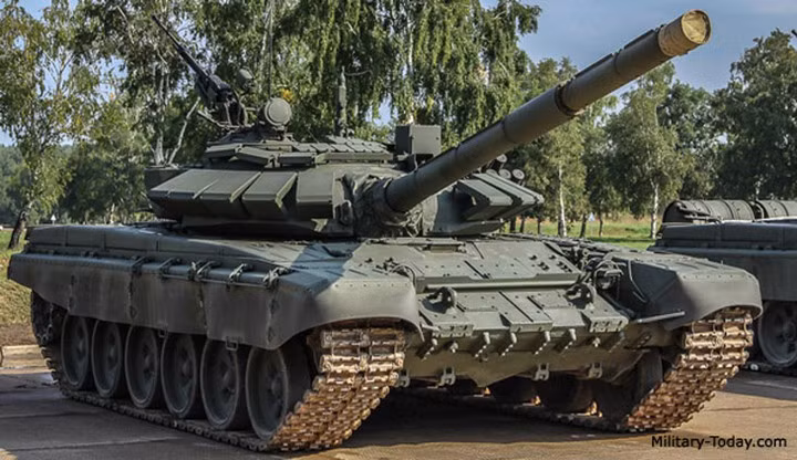 Tuy nhiên, nhìn chung về cơ bản thì T-72B3 và T-90 S/SK không có quá nhiều khác biệt, các kíp xe tăng của ta đi thi đấu đều là cán bộ chiến sĩ có kinh nghiệm và đều là kíp xe sử dụng xe tăng T-90 nên vận hành vô cùng thuần thục, không gặp khó khăn lớn trong việc làm chủ khí tài. Nắm chắc yếu lĩnh kỹ thuật và đảm bảo sử dụng xe đạt hiệu suất chiến đấu vô cùng cao. Ảnh: Xe tăng T-72B3 Mod 2011, loại xe tăng được cung cấp cho các đội thi Tank Biathlon năm nay. 