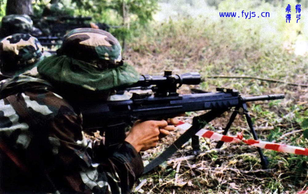QBU-88 sử dụng loại đạn hoàn toàn mới 5,8x42mm, loại đạn này có đạn đạo tốt hơn loại đạn 7.62x54R hiện có trong kho của Trung Quốc. Các nguồn tin Trung Quốc nói rằng sức xuyên và độ chính xác của QBU-88 cao hơn Type 85, tầm bắn hiệu quả của súng đến 1.050 m; súng sử dụng hộp tiếp đạn 10 viên. Ảnh: Một lính Trung Quốc với súng bắn tỉa QBU-88 - Nguồn: Fyjs.