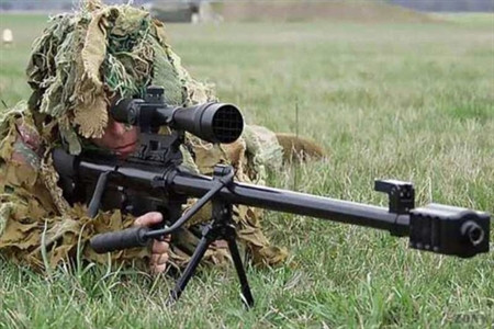 Súng trường bắn tỉa QBU-10 và AMR-2 là 2 loại súng mới, đều sử dụng cỡ đạn 12,7 mm, cho tầm bắn tối đa đến 2km, tầm bắn hiệu quả 1,5km; có thể tiêu diệt các mục tiêu là máy bay lên thẳng, xe cơ giới bọc giáp nhẹ (mẫu QBU-10 có thể xuyên 5cm thép ở khoảng cách 1.500m hay 10cm ở khoảng cách 200m). Ảnh: Súng bắn tỉa cỡ nòng lớn AMR-2 - Nguồn: Chinadefence.