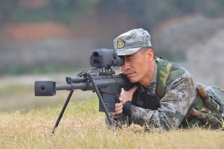Súng sử dụng thiết bị ngắm tích hợp, bao gồm ống ngắm ban ngày có độ phóng đại trên 8X, kính nhìn đêm, thiết bị đo khoảng cách bằng laser cùng máy tính đường đạn. QBU-10 được xuất khẩu với tên gọi M-99 và được các phe tham chiến ở Syria sử dụng rộng rãi. Ảnh: Một lính Trung Quốc đang huấn luyện với khẩu QBU-10 - Nguồn: Chinadefence.