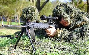 Khóa an toàn của QBU-88 bố trí bất tiện, xạ thủ phải vòng tay trái để đóng hoặc mở khóa, trong khi các mẫu súng bắn tỉa của phương Tây thường bố trí cần gạt khóa an toàn dùng ngón tay cái, cho phép xạ thủ sử dụng khóa an toàn mà tay không cần phải rời khỏi tay cầm. Ảnh: Một lính Trung Quốc với súng bắn tỉa QBU-88 - Nguồn: Chinadefence.