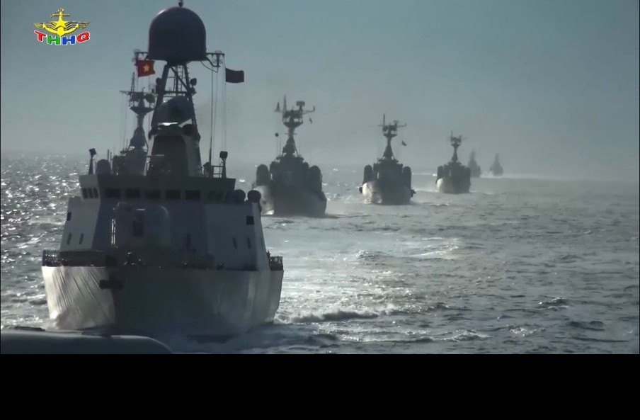 Quân chủng Hải quân là một trong những lực lượng được quan tâm đầu tư tiến thẳng lên hiện đại. Việc nhập khẩu các loại tàu có sức tác chiến cao từ nước ngoài đã được quân đội ta thực hiện từ giai đoạn giữa những năm 1990 và cả quá trình tự nghiên cứu chế tạo, đóng mới tàu tên lửa tấn công nhanh trong nước. Cho đến nay, sau hơn 20 năm được xây dựng chính quy, Quân chủng đã có cho mình một vốn liếng vô cùng đáng kể, sở hữu đội tàu mặt nước lớn mạnh, hàng đầu khu vực. Ảnh: Biên đội tàu tên lửa Việt Nam hành tiến trên biển theo đội hình - Nguồn: Truyền hình Hải quân.